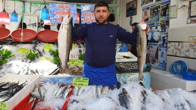 Kilosu 100 liraya düştü! Vatandaşlar tezgahlara akın etti