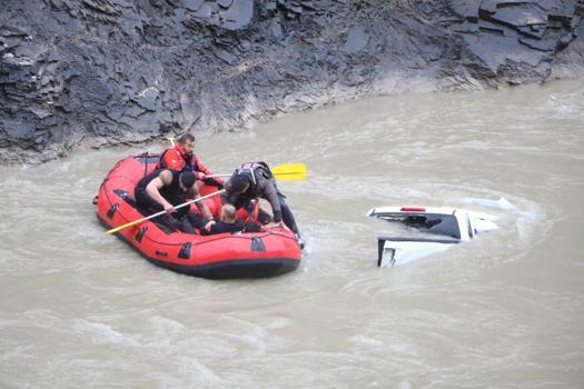 Hakkari’de kamyonet Zap Suyu’na uçtu: 2 ölü, 3 yaralı