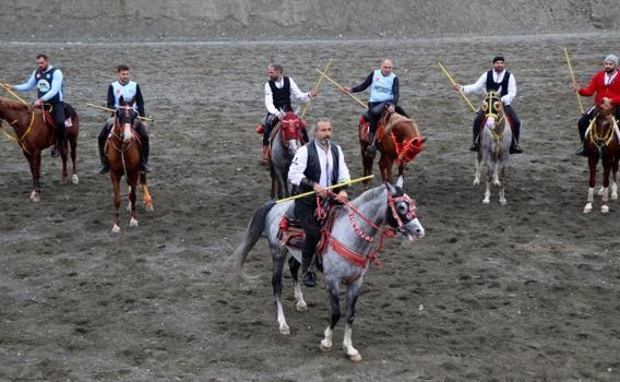 Asırlık gelenek Erzincan'da sürüyor! Renkli görüntülere sahne oluyor