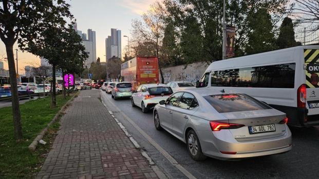 Okullar açıldı, İstanbul'da trafik yoğunluğu yaşandı