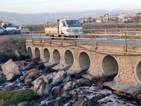 Kahramanmaraş'ta Aksu Çayı siyaha döndü: Fabrika Atıkları Sır Barajı'na ulaştı, bölgede alarm zilleri çalıyor!