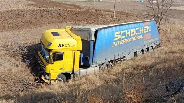 Kırıkkale'de kontrolden çıkan tır devrildi: 1 yaralı