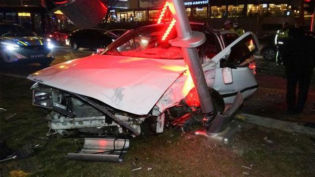 Erzurum’da polisten kaçan ehliyetsiz sürücü, kırmızı ışıkta geçerek kazaya neden oldu; 3 yaralı