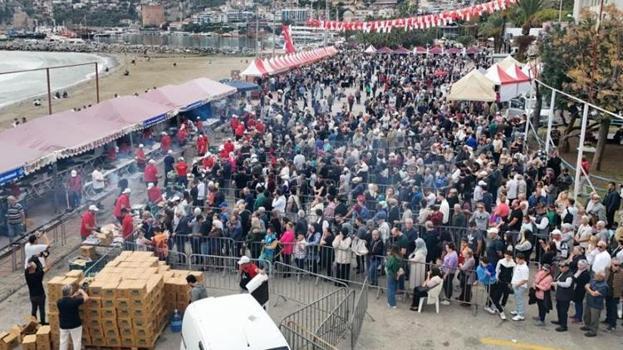 Antalya'da bugün başladı! Tonlarcası ücretsiz veriliyor, vatandaşlar akın etti