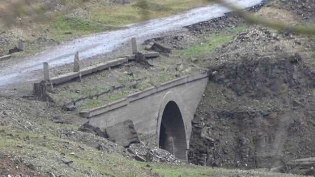 Su seviyesi düştü! Tarihi yolun kalıntıları gün yüzüne çıktı