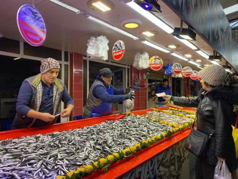 Hamsinin kilosu 150 liraya düştü! Vatandaşlar akın etti