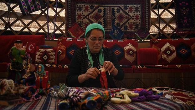 Deprem evini yıktı, o siparişlere yetişebilmek için Yörük otağına sığındı! Üretimden vazgeçmedi