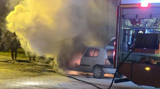 Bartın'da çalıştırdığı aracı bir anda alev aldı, sürücü son anda kurtuldu