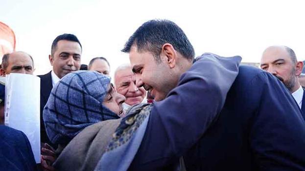 Depremdeki gözyaşları yeni evlerinde mutluluğa dönüştü: Koyunlu çifti Bakan Kurum’u bu kez sevinç gözyaşlarıyla karşıladı