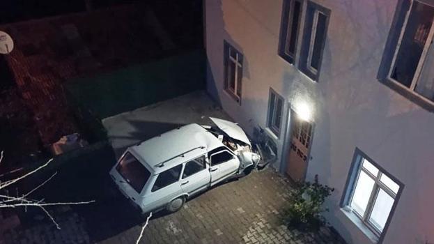 Kütahya Hisarcık’ta otomobil evin duvarına çarptı: 1 ölü, 1 yaralı