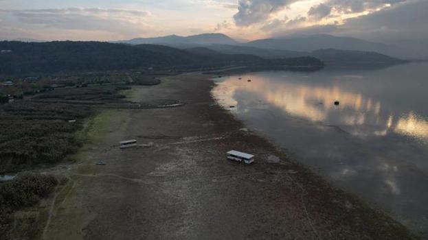 Sakarya ve Kocaeli için risk büyüyor! Sapanca Gölü santim santim çekildi! Kıyılar karaya dönüştü