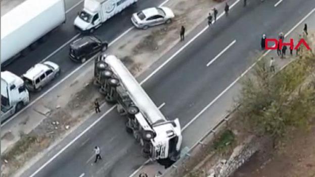 Mardin Kızıltepe’de devrilen fuel-oil yüklü tankerin şoförü yaralandı