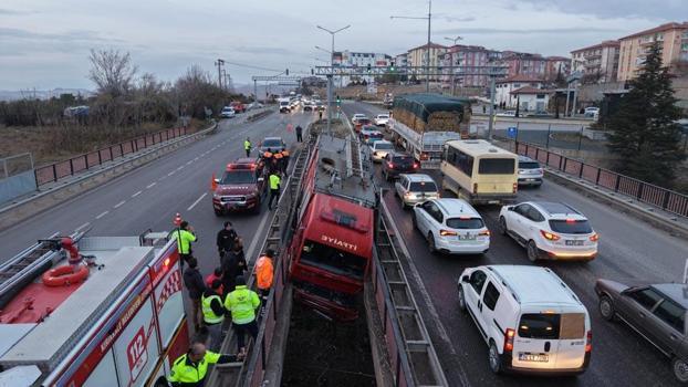 Kırıkkale'de faciaya ramak kala: İtfaiye aracı yüksek gerilim tellerine ulaşmadan köprü arasında sıkıştı: 3 personel yaralı