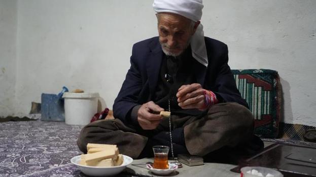 Muş’ta Rüstem dedeyi görenler inanamıyor! 50 yıldır sadece çay ve gofretle besleniyor