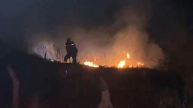 Hatay İskenderun'da çalılık alanda çıkan yangın söndürüldü