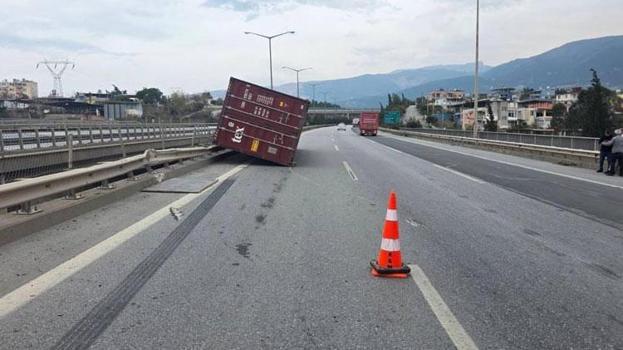 Hatay’da etkili olan fırtına kamyonet ve tırları devirdi