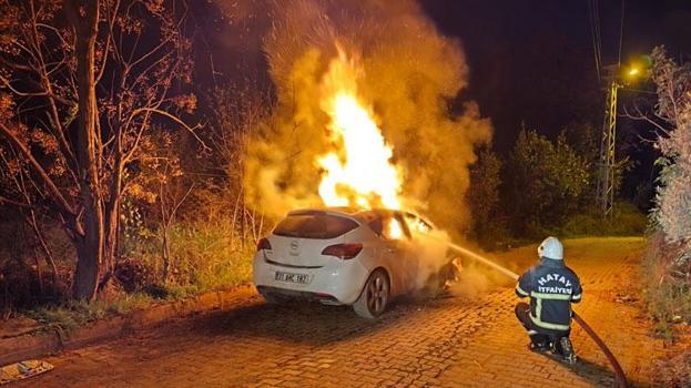 Hatay'ın Defne ilçesinde otomobilde çıkan yangın söndürüldü