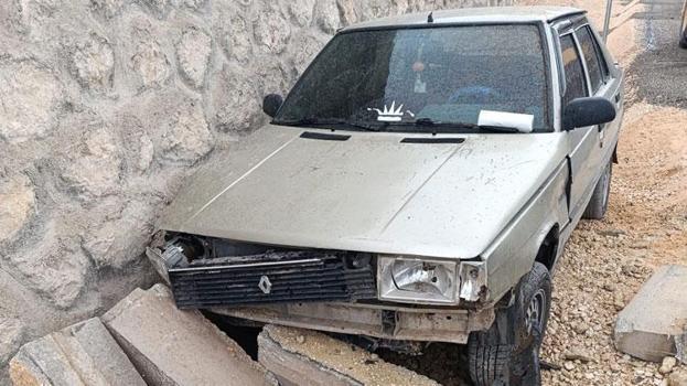 Adıyaman'da istinat duvarına çarpan otomobilin sürücüsü ağır yaralandı, annesi öldü