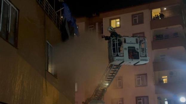 Rize’de çay toplama makinesi deposunda yangın çıktı