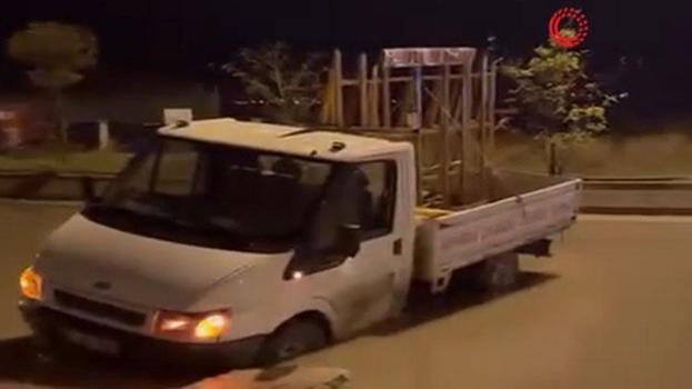 Ankara Polatlı'da yağıştan çöken yolda bir kamyonet mahsur kaldı