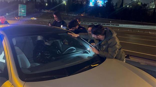 TEM'de şoke eden anlar! İtfaiye, balta ile otomobilin camını kırdı