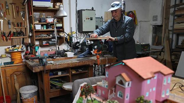 Emekli öğretmen evinin bodrum katına atölye kurdu! Atık malzemelerden üretip para ile satmıyor