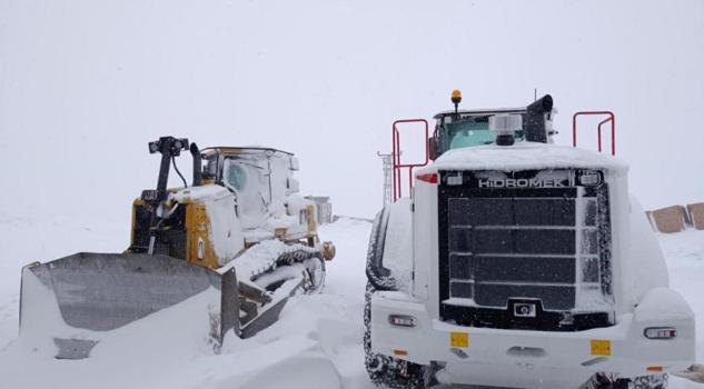 Şırnak'ta kar yolları kapattı, beyaz esaret başladı