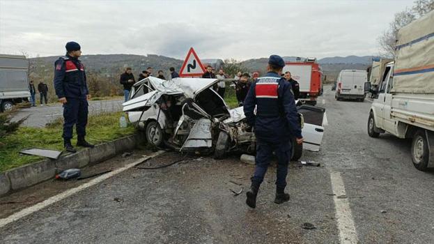 Zonguldak'ta kamyona çarpan otomobil hurdaya döndü: 1 ölü, 2 yaralı