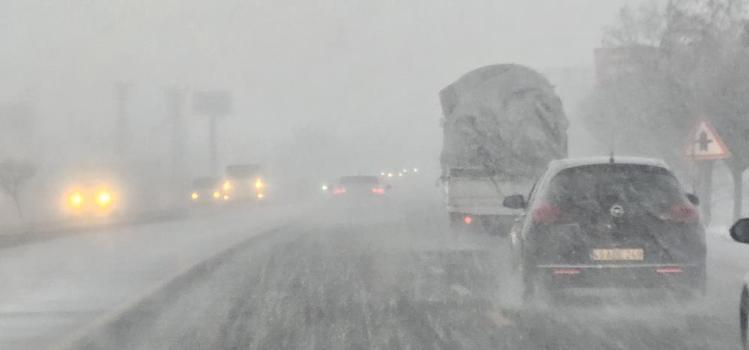 Bitlis'te kar yağışı! Hayatı felç etti