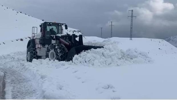 Kar esareti! Beyaz örtü yarım metreyi geçti