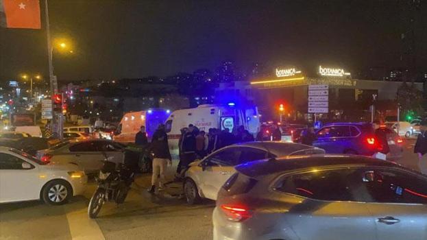 Ankara'da ışık ihlali yapan otomobil, iki motosiklete çarptı: 2 yaralı