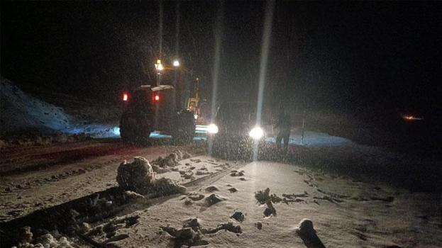 Muş Hasköy’de mahsur kalan 5 araçtaki 13 kişi kurtarıldı