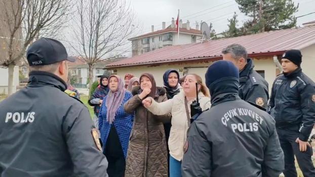 Mahalleyi polis bastı, kadınlar erkeklere tepki gösterdi! Bolu'da ilginç anlar