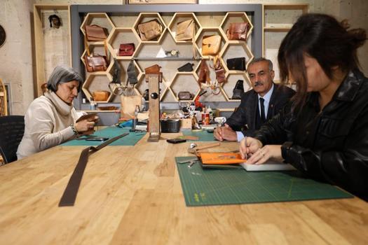 Ahi Evran'ın mesleğini kadın eliyle diriltti! 800 yıllık dericilik geleneğine modern tasarım getirdi