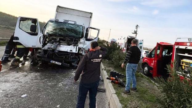 Milas'ta trafik kazası: Kamyonette sıkışan iki kişi kurtarıldı