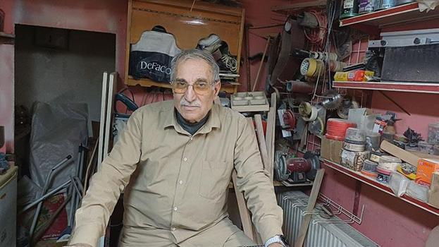 15 metrekare d&#252;kk&#226;nda teknolojiye tek başına kafa tutuyor! Mesleğini &#246;ğretecek &#231;ırak bulamıyor