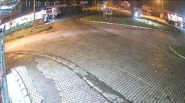 Elazığ-Bing&#246;l karayolunda kontrol&#252; kaybedilen otomobil kavşaktaki ref&#252;je &#231;ıktı: 1 yaralı