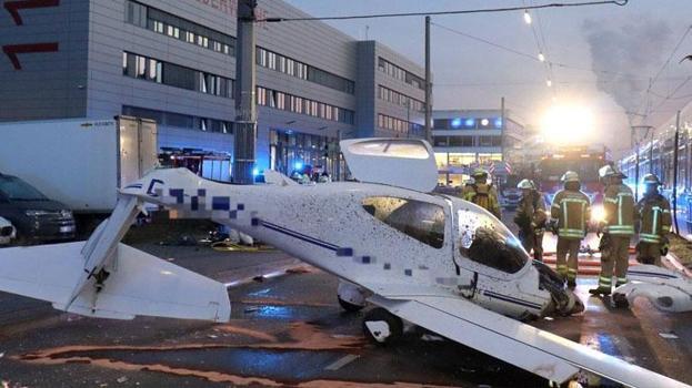 Arıza nedeniyle caddeye acil iniş yapan uçak trafik levhasına çarptı: 3 yaralı