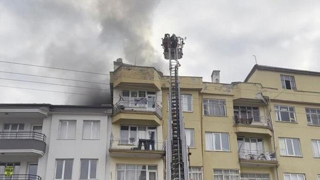 &#199;atı katındaki k&#246;m&#252;rl&#252;kte &#231;ıkan yangın paniğe neden oldu