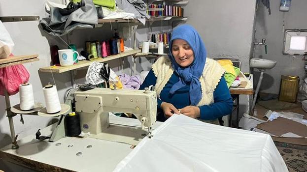 Karslı kadın kızına elbise dikerken girişimci oldu! 30 yıla yaklaşan meslek hayatıyla &#231;evresine &#246;rnek oluyor