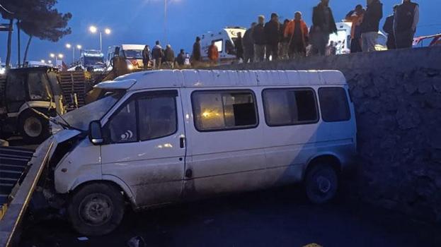 Sinop'ta fabrika işçilerini taşıyan minibüs kaza yaptı 1 ölü, 10 yaralı