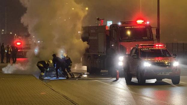 Fethiye'de seyir halindeki otomobil alev aldı