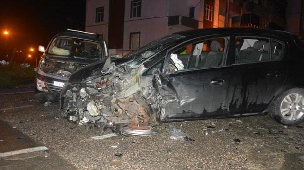 Ünye'de hafif ticari araç ile otomobil kafa kafaya çarpıştı: 1 ölü, 4 yaralı