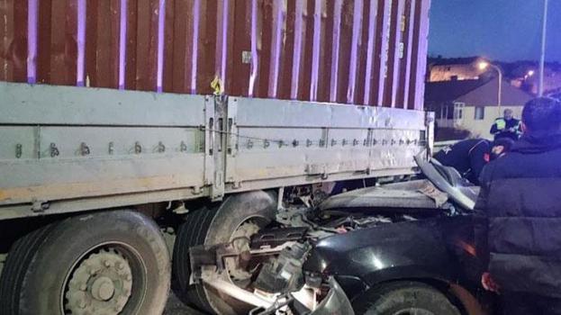 Bilecik Bozüyük'te otomobil, park halindeki tıra arkadan çarptı: 1 ölü, 1 yaralı