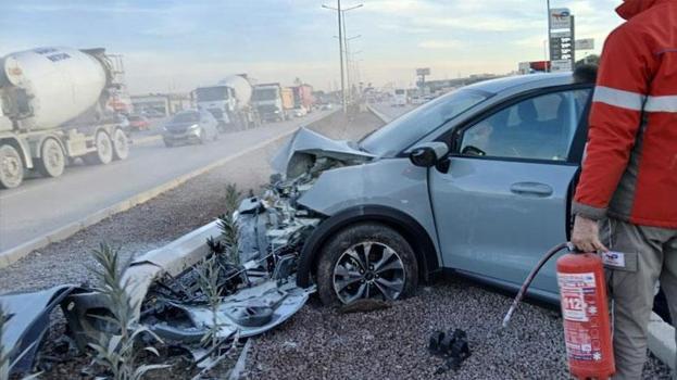 Aydınlatma direğine çarpan otomobilinin sürücüsü, hurdaya dönen araçtan sağ çıktı