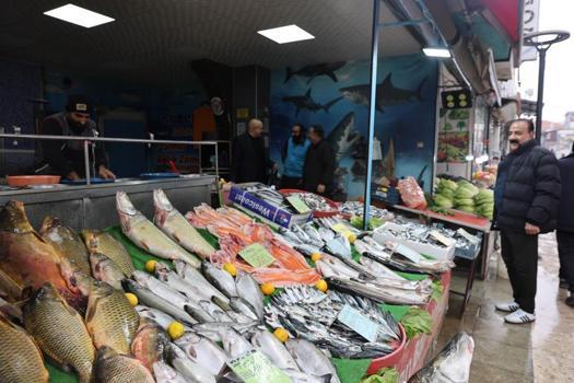 Elazığlılar soğuk havada oraya akın etti: Tezgahlarda bolluk var! İşte hamsi, somon ve alabalıkta son fiyatlar