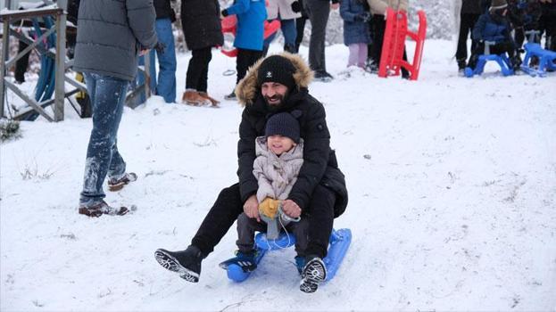 Okullara kar tatili: İllerden açıklamalar peş peşe geldi, 2 Ocak Cuma günü tatil oldu