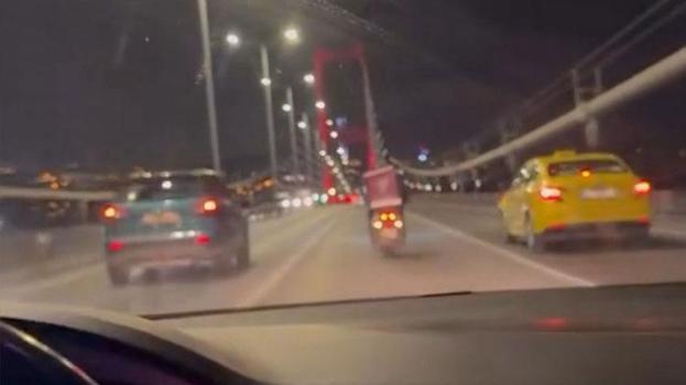 İstanbul'da 15 Temmuz Şehitler köprüsünde iki otomobil lodosa karşı motokuryeye siper oldu