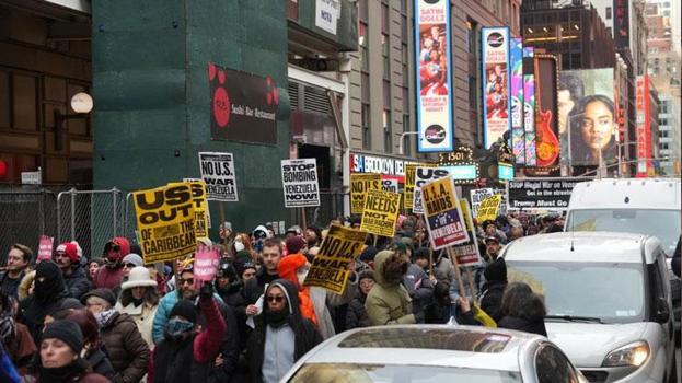 New York Times Meydanı'nda binlerce kişi Venezuela için yürüdü