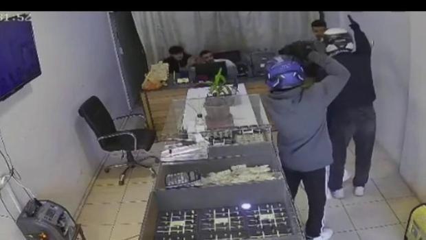 Hatay’da kuyumcu soygunu! 3 dakikada 3 kilo altın çaldılar